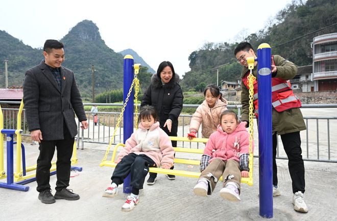 广西中烟柳州卷烟厂为帮扶村安装健身器材 丰富村民精神生活(图1)