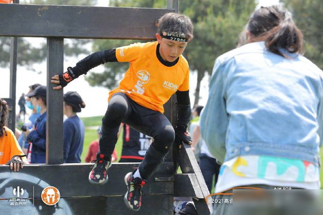 开元棋盘当星二代都在走秀刘烨儿女却在参加勇士赛诺一穿运动装超帅气(图7)