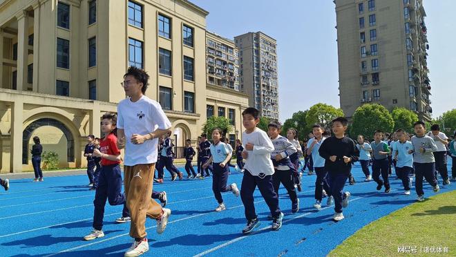 开元棋盘丰富多彩的体育活动让孩子们爱上阳光运动(图1)