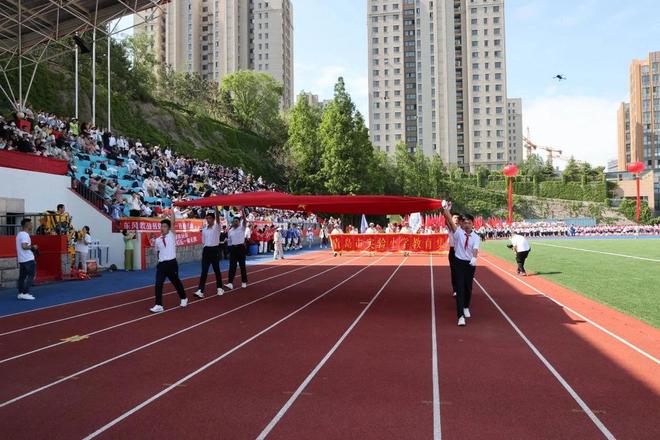 开元棋盘玩转运动嗨出智慧欢庆六一幸福童年！青岛市实验小学教育集团举行春季运动会(图2)