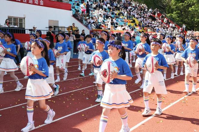 开元棋盘玩转运动嗨出智慧欢庆六一幸福童年！青岛市实验小学教育集团举行春季运动会(图6)